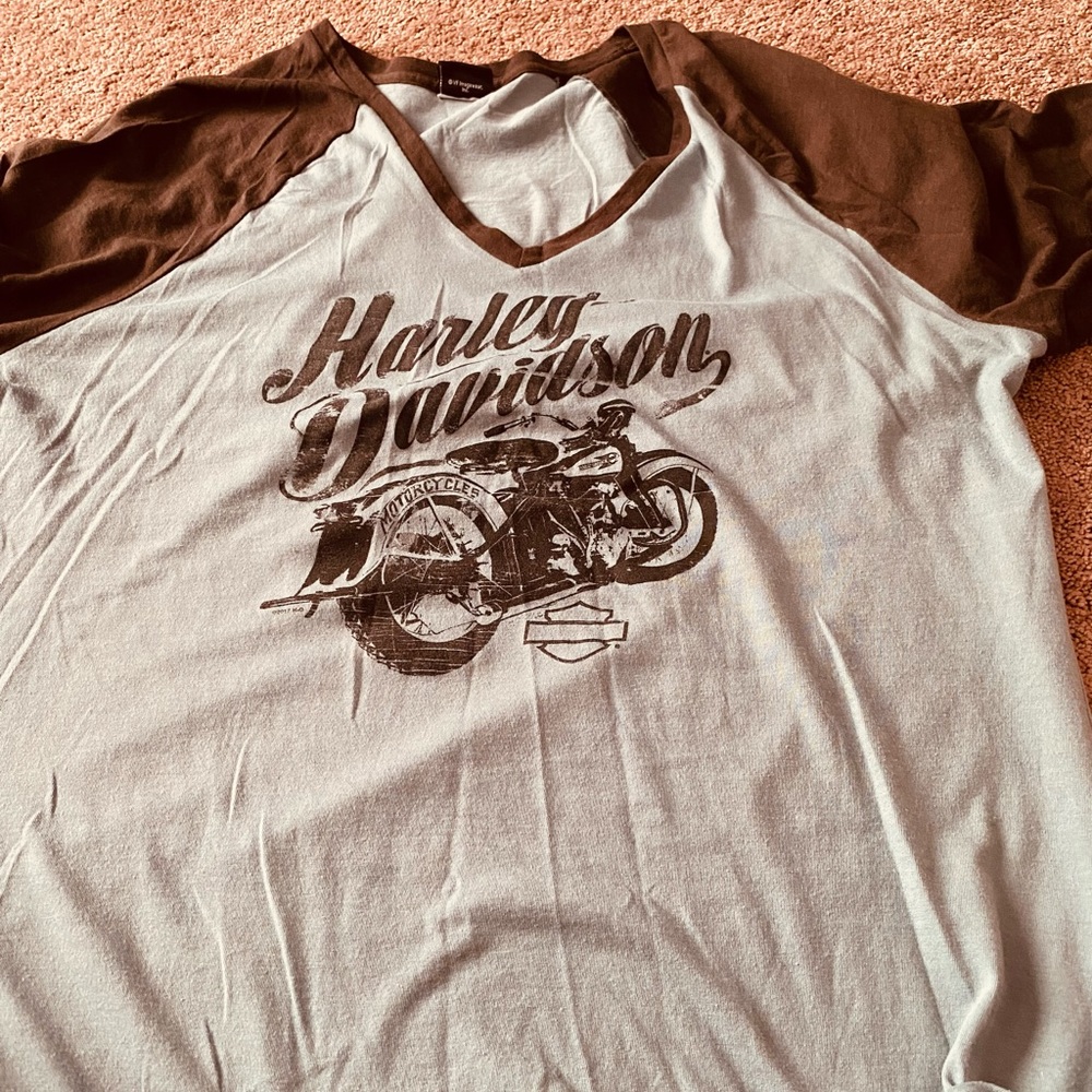 EUC - Women’s Nice V-Neck XXL Harley Davidson Shirt with 3/4 length sleeves